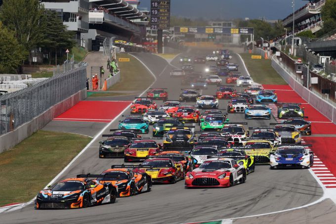 Porsche's eerste Endurance Cup-titel in Barcelona; Gold Cup titel Verstappen.com en Bronze winnaars Hartog en Schuring + UITSLAG