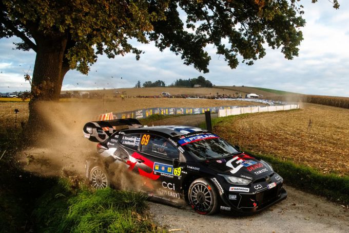 Ogier houdt met minimale voorsprong stand in spannend Toyota-duel met Rovanpera; Hyundai en Ford worstelen + UITSLAG