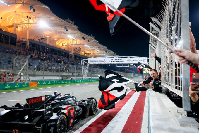 FOTO'S - Nyck de Vries sluit zwaar WEC-seizoen af in Bahrain met glansrijke zege en dubbelslag voor Toyota