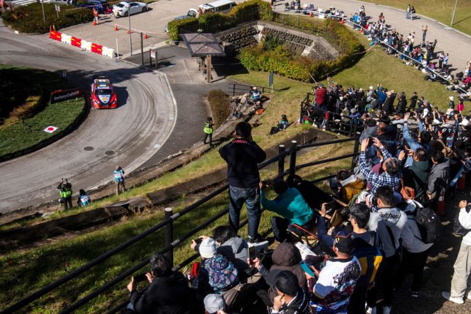 Toyota domineert thuisrally: Ogier leidt voor Katsuta en Evans na spannende vrijdag in Japan + UITSLAG