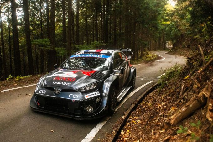 Ogier ongenaakbaar in Japan: Rovanpera crasht, Evans en Katsuta vechten om podiumkansen + UITSLAG
