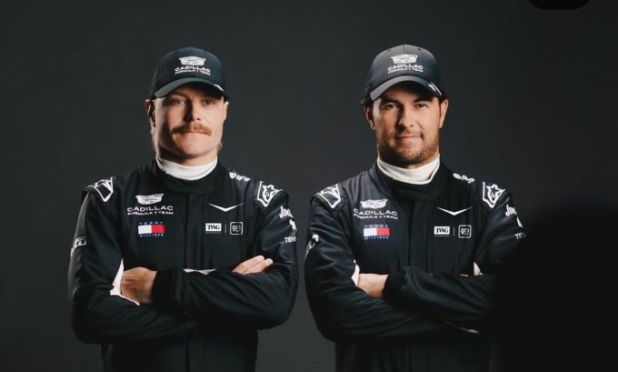 FOTO'S Formule 1: De nieuwe raceoveralls zijn een duidelijk signaal: strak, donker, dreigend; Cadillac komt niet alleen om mee te doen…