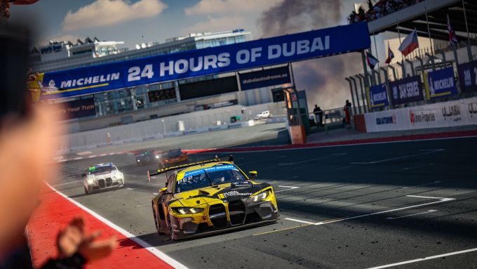 FOTO'S - BMW Team WRT domineert 24H Dubai; Hartog wint Pro-Am, Nederlands succes in 992-klasse + UITSLAG