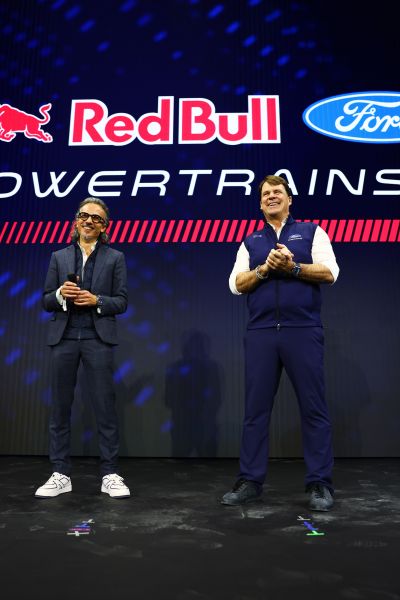 FOTO'S - Laurent Mekies en Jim Farley trekken in Detroit het doek af van de nieuwe Red Bull RB22 van Max Verstappen en Isack Hadjar