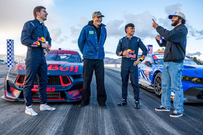 FOTO'S - Max Verstappen combineert Ford-feest met racegeweld en zet deur naar Bathurst 1000 op een kier