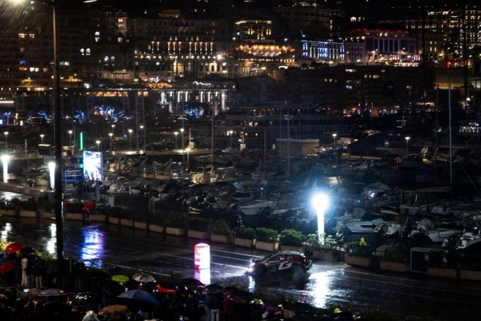 Oliver Solberg op weg om geschiedenis te schrijven na chaotische zaterdag in Rally van Monte Carlo + UITSLAG