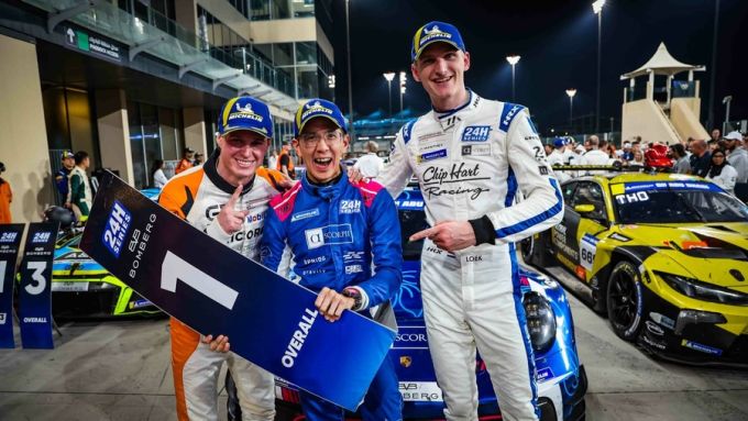 FOTO'S - Hartog, Au en Van Eijndhoven winnen met Porsche chaotische 6 Hours of Abu Dhabi + UITSLAG