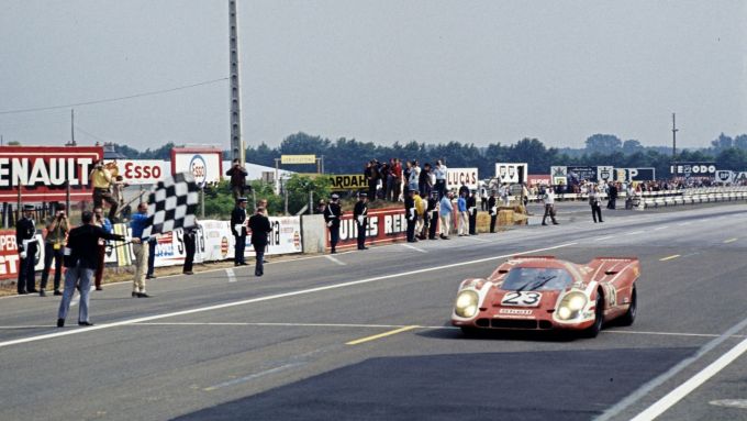 Porsche rouwt om zijn overleden legende Hans Herrmann
