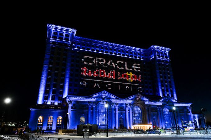 Red Bull RB22 intro Michigan Central Station Detroit Laurent Mekies Jim Farley Max Verstappen Isack Hadjar Foto RBCP 6