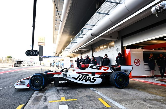 Haas F1 2026 pits Barcelona