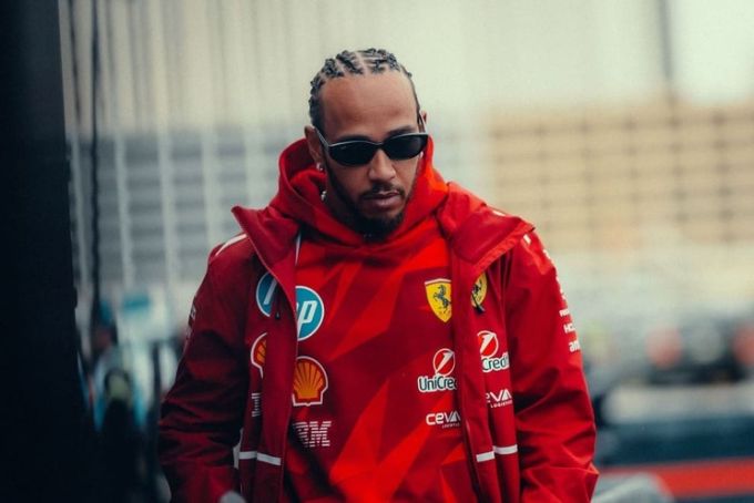 Ferrari ziet titeldroom uiteenspatten door technische missers, interne onrust en groeiende frustratie bij Lewis Hamilton