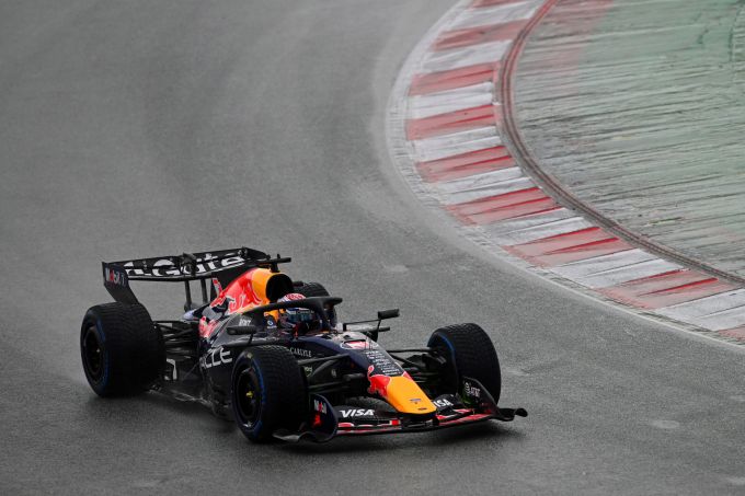 Crash Hadjar zet Red Bull stil, Max Verstappen slaat derde testdag over op Barcelona