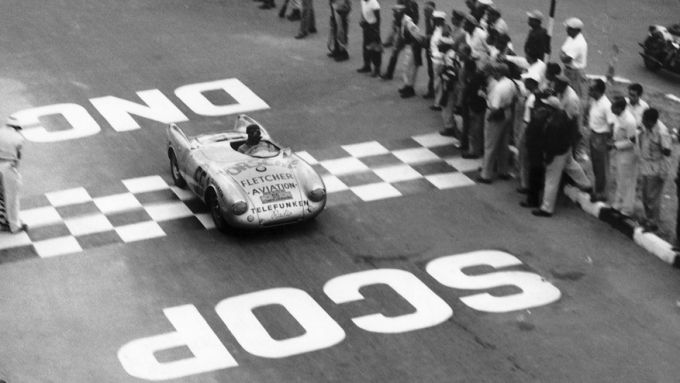 Porsche rouwt om zijn overleden legende Hans Herrmann
