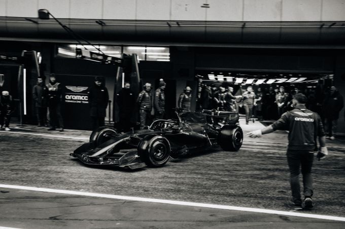 Fernando Alonso en Lance Stroll rijden in Barcelona eindelijk met de nieuwe AMR26, die duidelijk zijn potentieel toont