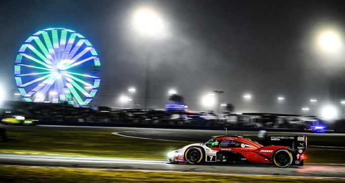 Dichte mist en nachtelijke chaos zorgen voor onverwachte spanning tijdens de legendarische Rolex 24 in Daytona
