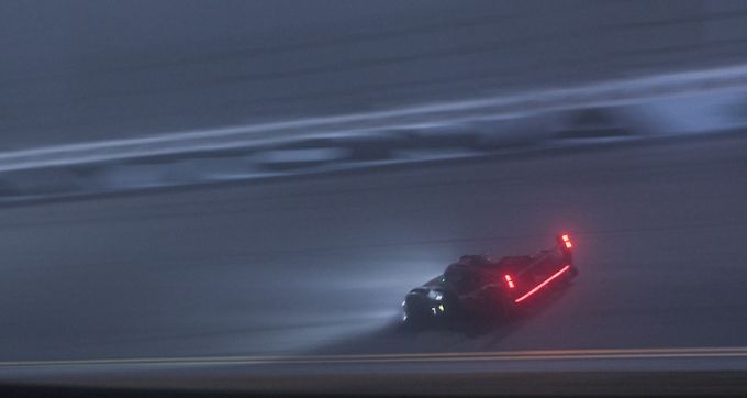 Wat is de stand in Daytona na 18 uur racen op de handrem vanwege urenlange mist en een safety car op de baan?