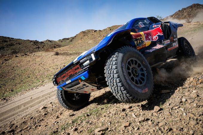 Mattias Ekström pakt leiding in Dakar 2026 terwijl Ford meteen concurrentie op scherp zet