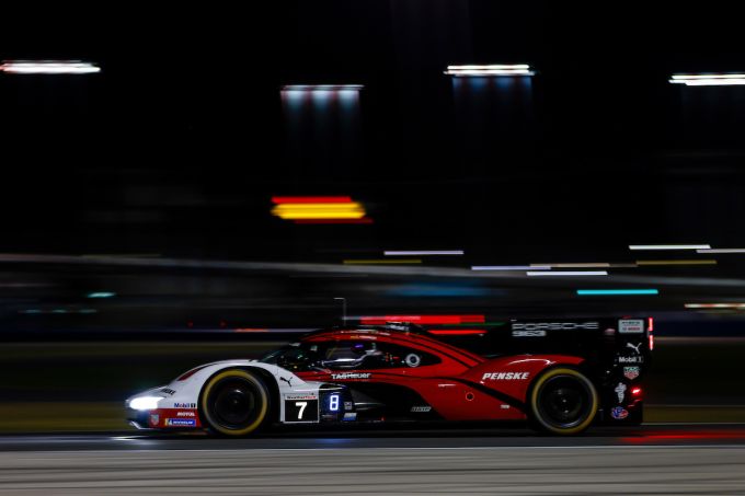 Cadillac daagt Porsche uit bij de Roar Before the Rolex 24; Tijmen van der Helm nestelt zich tussen leiders + UITSLAG