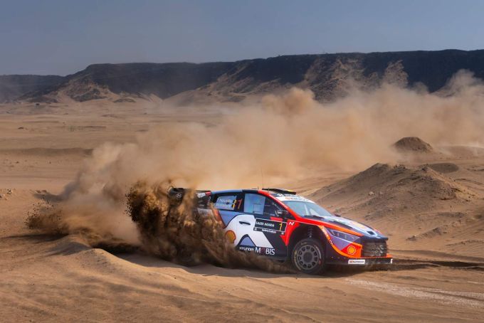 Hyundai i20 N Rally1 Thierry Neuvile woestijn Foto 1: Motorsport Hyundai