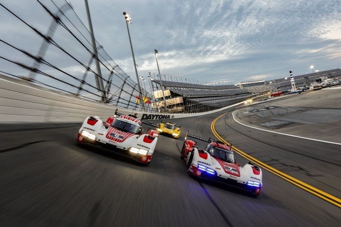 FOTO’S – Porsche, Porsche, Porsche! Titelverdediger pakt snelste drie plaatsen tijdens ‘Roar Before the 24'