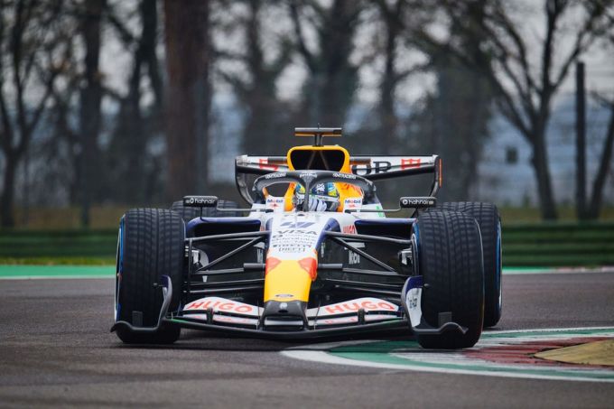 Red Bull-motor maakt grote indruk in Barcelona terwijl Lindblad zijn eerste Formule 1-kilometers maakt