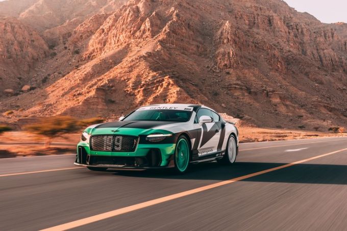 FOTO'S - Bentley Supersports beleeft spectaculair debuut in Dubai met film, sterren en pk-geweld + VIDEO