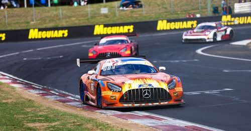 VIDEO - Crashes, incidenten en spectaculaire inhaalmanoeuvres veranderen Bathurst 12 Hours in megachaos