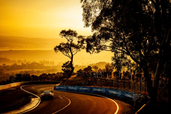 FOTO'S - Porsche jaagt op derde zege tijdens iconische en loodzware Bathurst 12 Hour in Australië