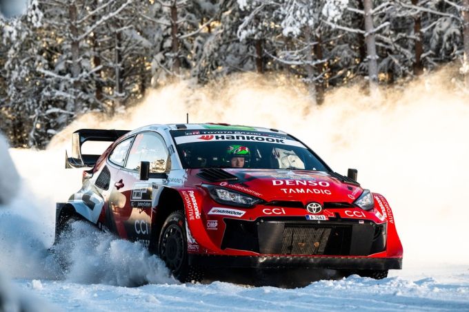 Evans draait Rally Sweden volledig om en pakt ijskoude voorsprong na spectaculaire zaterdag in de sneeuw + UITSLAG