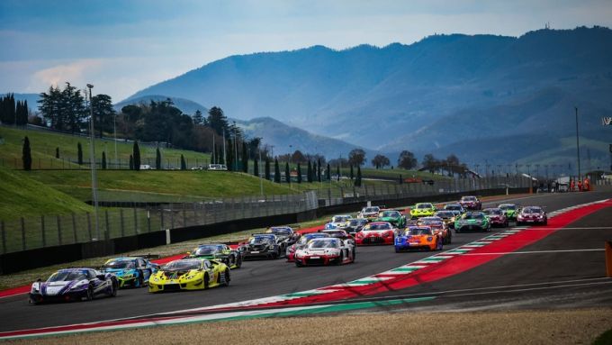FOTO'S - Audi pakt spectaculaire zege in Mugello na zenuwslopende slotfase vol chaos en brandstofstress + UITSLAG