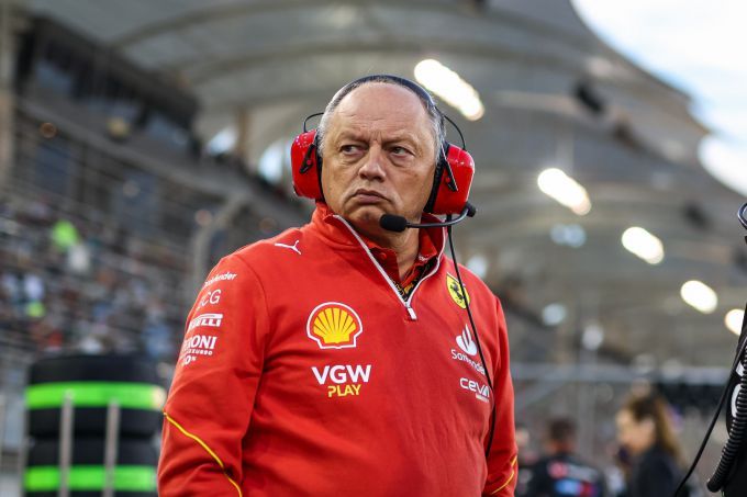Lewis Hamilton staat onder hoogspanning terwijl Ferrari vol op titeljacht gaat: "Nieuw verhaal, nieuw traject"