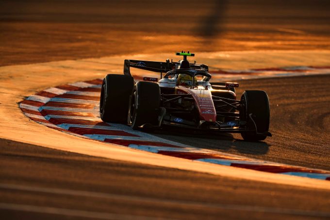 Lewis_Hamilton_scuderia-ferrari-test Bahrein