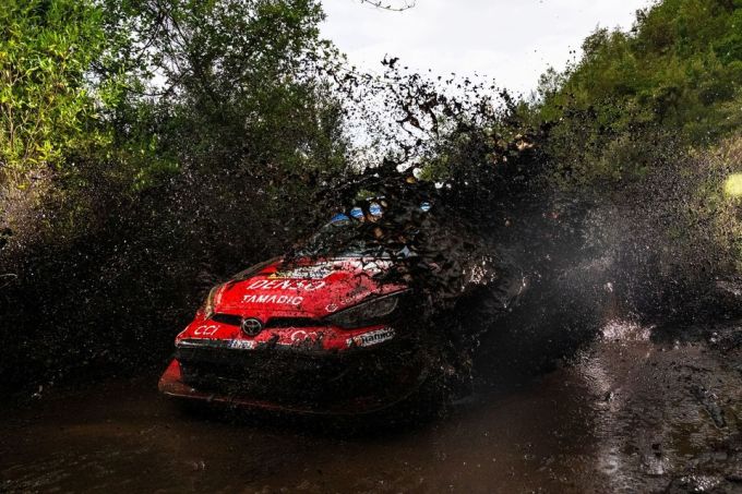 Solberg verrast met bliksemstart in modderige Safari Rally Kenia en pakt direct forse voorsprong + UITSLAG