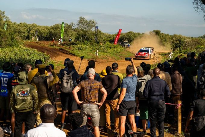 Solberg houdt Toyota-trein achter zich en trotseert chaos, regen en stenen op verraderlijke Safari Rally