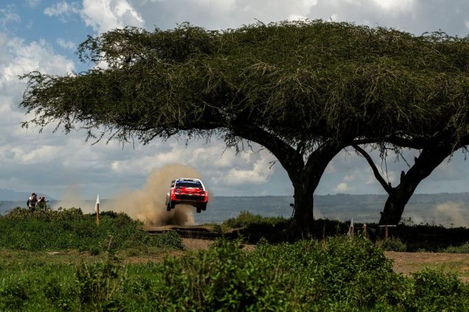 FOTO'S - Bizarre Safari Rally: Solberg leidt nipt, Ogier jaagt, lekke band, chaos en giraffen op proeven + UITSLAG