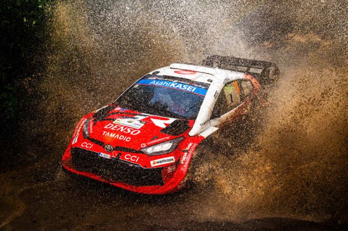 FOTO'S - Complete chaos in Safari Rally: favorieten vallen massaal uit en Katsuta ruikt historische WRC-zege + UITSLAG