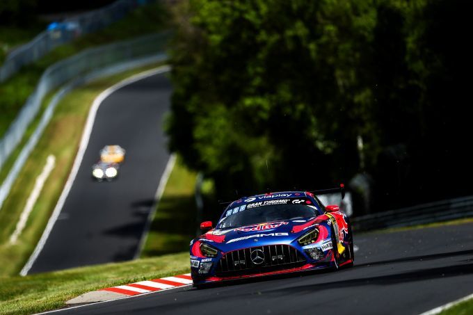 VIDEO - Nachtelijke drama’s op de Nordschleife: Max Verstappen aan kop, Glock gestraft en Grello vroegtijdig uitgeschakeld