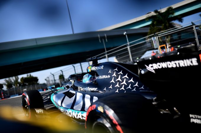 George Russell en Andrea Kimi Antonelli F1 Mercedes-AMG W17 EVO foto 4