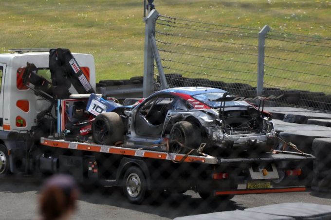 Nr10_crash_Boutsen_VDS_Magnus_Knutsson_Porsche_911_GT3_EVO