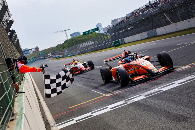 Sebastian Wheldon MP Motorsport winnaar Race 1