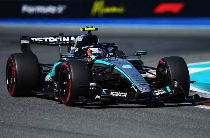 George Russell en Andrea Kimi Antonelli F1 Mercedes-AMG W17 EVO foto 3