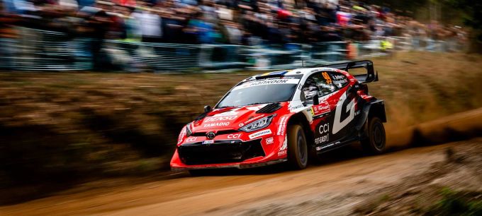 Oliver Solberg slaat toe in kletsnatte Portugese chaos en stormt van de vierde naar de eerste plaats