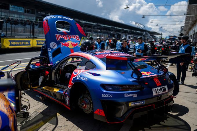 24 Uur van de Nürburgring 2026 Max Verstappen Mercedes-AMG GT3 pitstraat