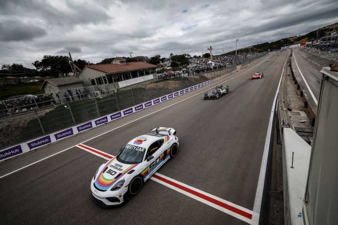 The_Porsche_throwback_pace_car_leads_the_field