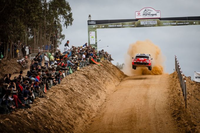 FOTO'S - Chaos, lekke banden en drama bezorgen Ogier kleine voorsprong in spannende Rally van Portugal + UITSLAG
