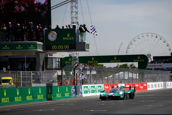 De 94e editie van de 24 Uur van Le Mans 2026 Aston Martin THOR Team Tom Gamble, Ross Gunn en Harry Tincknell P8 voor #007 Valkyrie Circuit de la Sarthe Foto 1