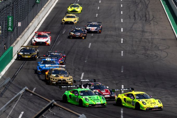 DTM seizoen 2026 Race 6 Lausitzring Foto 10 drie Porsches onderweg bij de start