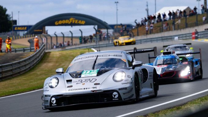 De 94e editie 24 Uur van Le Mans Porsche AG Manthey Racing Porsche 911 GT3 R foto 11
