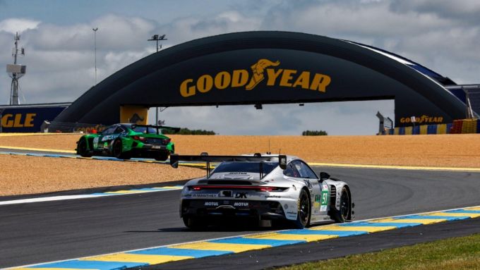 De 94e editie 24 Uur van Le Mans Porsche AG Manthey Racing Porsche 911 GT3 R foto 12