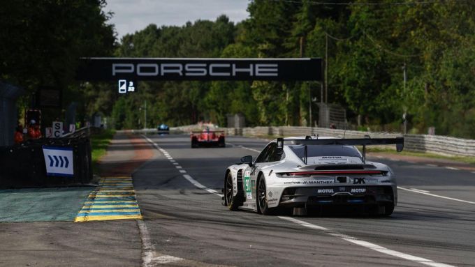 De 94e editie 24 Uur van Le Mans Porsche AG Manthey Racing Porsche 911 GT3 R foto 14